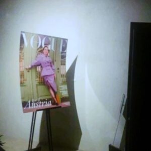 Verena Altenberger Instagram - Danke für einen wahnsinnig schönen Abend @voguegermany!

Wir haben in Wien das Austria Special gefeiert und ich bin überwältigt (literally) von dieser Menge an Kreativität, Interesse, Coolness (hilfe, es gibt so viele Königinnen in Wien es ist unpackbar), und liebevoller Aufmerksamkeit.

Danke @_kerstinweng für deine Worte und die Möglichkeit, mit euch zu arbeiten. Danke @swarovski für die Party und den Glitzer und den wunderschönen Schmuck. Danke @angie_shahira_pohl dass du diese beeindruckende und mutige Meute mitkuratiert hast. Danke @alexandrabondideantoni für das Gespräch (Link zum Interview in Story und Bio) und dein Sein.

Und ganz wichtig Danke Dreamteam @simonwinkelmuller und @yannickschuette fürs Anziehen, fürs Fotografieren, fürs Händchen halten und für eure Freundschaft. 

Kleid: @petarpetrovofficial Schmuck: @swarovski Schuhe: @rogervivier