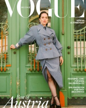 Verena Altenberger Instagram - Danke für einen wahnsinnig schönen Abend @voguegermany!

Wir haben in Wien das Austria Special gefeiert und ich bin überwältigt (literally) von dieser Menge an Kreativität, Interesse, Coolness (hilfe, es gibt so viele Königinnen in Wien es ist unpackbar), und liebevoller Aufmerksamkeit.

Danke @_kerstinweng für deine Worte und die Möglichkeit, mit euch zu arbeiten. Danke @swarovski für die Party und den Glitzer und den wunderschönen Schmuck. Danke @angie_shahira_pohl dass du diese beeindruckende und mutige Meute mitkuratiert hast. Danke @alexandrabondideantoni für das Gespräch (Link zum Interview in Story und Bio) und dein Sein.

Und ganz wichtig Danke Dreamteam @simonwinkelmuller und @yannickschuette fürs Anziehen, fürs Fotografieren, fürs Händchen halten und für eure Freundschaft. 

Kleid: @petarpetrovofficial Schmuck: @swarovski Schuhe: @rogervivier