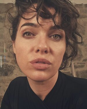 Verena Altenberger Instagram - Kommender Montag, 3. Juni 20:00 Uhr "Den Göttern in die Seele blicken" zusammen mit @mavie_hoerbiger_ und @clarafruehstueck am @burgtheater 

Tickets jetzt online oder an der Abendkassa