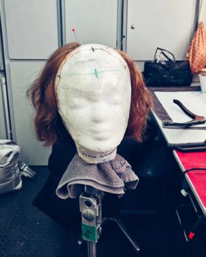 Verena Altenberger Instagram - 2 kurze Gedanken zu Verrücktheit, Mut und Schauspiel:

Regisseur:innen sind darauf angewiesen, dass ich beim Spielen mutig genug bin, verrückt zu sein.
Dafür müssen sie mir vermitteln, dass ich in Sicherheit bin. Nur, wenn ich mich sicher fühle, zeige ich, was tief drinnen liegt.
Je unsicherer bin, desto normaler werde ich mich geben.

Zusätzlich zu Sicherheit brauche ich auch das Gefühl, dass mein Gegenüber mutig und verrückt ist. Eine Traube sieht die andere und wird reif. Außerdem vermittelt mir mutige, verrückte Regie Vertrauen. 

Ich hatte schon oft das Glück, mit mutigen Verrückten zu spielen.
2 Filme, die ich dieses Jahr bereits drehen durfte, fallen in diese Kategorie: "Bach" und "Acht". Zu sehen gibt's die beiden Ende 2024 oder Anfang 2025 in der ARD und im ORF, ich geb eich natürlich Bescheid. Regie geführt haben Florian Baxmayer 🎶 und Marie Kreutzer ❤️.

Und eine Serie, die ihr aktuell in der ARD-Mediathek sehen könnt: "Kafka" (Link in der Story). Regisseur David Schalko war mutig und verrückt genug, mich den Schriftsteller Robert Musil spielen zu lassen. 

All diesen Regisseur:innen schenke ich so gern so viel, weil ich mich so sicher, so gesehen, so mutig, so stark, so verrückt und so schön fühlen darf und weil ich alles Geschenkte zigfach zurück bekomme.
