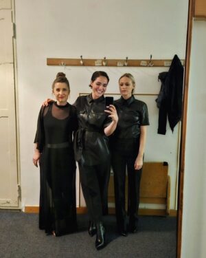 Verena Altenberger Instagram - 😱 Erfahrungsbericht "es ist was Arges passiert": 😱

@jeroen_versteele , seines Zeichens Dramaturg am Wiener @burgtheater ruft mich an, und fragt mich, ob ich mir vorstellen könnte, einen Abend für @mavie_hoerbiger_ und mich an der Burg zu gestalten. 🫠

Ich sage freudestrahlend zu, freue mich über die Idee und das Vertrauen von Martin Kušej. 🤗

Dann stelle ich voller Entsetzen fest, dass die Herren tatsächlich meinen im Großen Haus. Wtf!? Ein Abend im größten deutschsprachigen Sprechtheater?? 🤯

Was soll das denn werden? Naja, aber jetzt schon zugesagt, also ran an die Texte.

#Bachmann und @necatioeziri sind für mich nicht verhandelbar, sie sprechen mir aus der Seele, sie erklären für mich Liebe, Generationen-Konflikte, Sehnsucht, Missverständnis und Arroganz. Die stehen. ❤️

Mavie wirft die brillante #VirginieDespentes ins Rennen, unbedingt, #KingKongTheorie muss rein in den Abend. Jeroen ergänzt um #LiebesArschloch. Was für Text!
"Man stelle sich vor, alle 2 Tage würde ein Chef seinen Angestellten umbringen, es wäre ein nationaler Skandal. Wenn du die Parallele ziehst, verstehst du, wie nachsichtig wir gegenüber dem #Femizid sind." 👭

Die Texte stehen, aber etwas fehlt. Ein frommer Wunsch von mir - werden sie mir DAS ermöglichen? Wird sie Zeit haben? Lust haben? Zusagen? Ja!! @clarafruehstueck sagt nicht nur zu, sie komponiert eigens für diesen Abend, sie spielt auf 2 Flügeln gleichzeitig, der eine satt und wunderschön, der andere rauh und hart und zerstört. 🔥

Und dann ist Donnerstag, wir stehen auf der Bühne, das Haus ist VOLL ‼️ die Luft brennt, ihr seid alle da, ihr hört uns zu, wir hören uns zu, ich empfinde null Angst, ich will euch einfach nur erzählen, was da Wichtiges in diesen Texten steht. Über Frauen, über die Liebe und den Schmerz. Wir lachen Tränen, Mavie als Wotan bringt mich fast um, Claras Musik strahlt und misshandelt.

Und ganz nebenbei liegt da ein Programmzettel im Burgtheater, auf dieser riesen Bühne, die mir so Vieles bedeutet, vor diesen hunderten Menschen, auf dem steht: "Den Göttern in die Seele blicken. Konzept Verena Altenberger"

😭 Danke!!! Danke Mavie, danke Clara, danke Jeroen!! Ich bin soo glücklich. ❤️