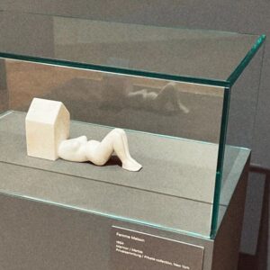 Verena Altenberger Instagram - 2 kurze Gedanken zu Verrücktheit, Mut und Schauspiel:

Regisseur:innen sind darauf angewiesen, dass ich beim Spielen mutig genug bin, verrückt zu sein.
Dafür müssen sie mir vermitteln, dass ich in Sicherheit bin. Nur, wenn ich mich sicher fühle, zeige ich, was tief drinnen liegt.
Je unsicherer bin, desto normaler werde ich mich geben.

Zusätzlich zu Sicherheit brauche ich auch das Gefühl, dass mein Gegenüber mutig und verrückt ist. Eine Traube sieht die andere und wird reif. Außerdem vermittelt mir mutige, verrückte Regie Vertrauen. 

Ich hatte schon oft das Glück, mit mutigen Verrückten zu spielen.
2 Filme, die ich dieses Jahr bereits drehen durfte, fallen in diese Kategorie: "Bach" und "Acht". Zu sehen gibt's die beiden Ende 2024 oder Anfang 2025 in der ARD und im ORF, ich geb eich natürlich Bescheid. Regie geführt haben Florian Baxmayer 🎶 und Marie Kreutzer ❤️.

Und eine Serie, die ihr aktuell in der ARD-Mediathek sehen könnt: "Kafka" (Link in der Story). Regisseur David Schalko war mutig und verrückt genug, mich den Schriftsteller Robert Musil spielen zu lassen. 

All diesen Regisseur:innen schenke ich so gern so viel, weil ich mich so sicher, so gesehen, so mutig, so stark, so verrückt und so schön fühlen darf und weil ich alles Geschenkte zigfach zurück bekomme.