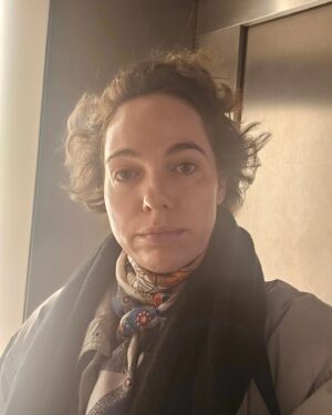 Verena Altenberger Instagram - 😱 Erfahrungsbericht "es ist was Arges passiert": 😱

@jeroen_versteele , seines Zeichens Dramaturg am Wiener @burgtheater ruft mich an, und fragt mich, ob ich mir vorstellen könnte, einen Abend für @mavie_hoerbiger_ und mich an der Burg zu gestalten. 🫠

Ich sage freudestrahlend zu, freue mich über die Idee und das Vertrauen von Martin Kušej. 🤗

Dann stelle ich voller Entsetzen fest, dass die Herren tatsächlich meinen im Großen Haus. Wtf!? Ein Abend im größten deutschsprachigen Sprechtheater?? 🤯

Was soll das denn werden? Naja, aber jetzt schon zugesagt, also ran an die Texte.

#Bachmann und @necatioeziri sind für mich nicht verhandelbar, sie sprechen mir aus der Seele, sie erklären für mich Liebe, Generationen-Konflikte, Sehnsucht, Missverständnis und Arroganz. Die stehen. ❤️

Mavie wirft die brillante #VirginieDespentes ins Rennen, unbedingt, #KingKongTheorie muss rein in den Abend. Jeroen ergänzt um #LiebesArschloch. Was für Text!
"Man stelle sich vor, alle 2 Tage würde ein Chef seinen Angestellten umbringen, es wäre ein nationaler Skandal. Wenn du die Parallele ziehst, verstehst du, wie nachsichtig wir gegenüber dem #Femizid sind." 👭

Die Texte stehen, aber etwas fehlt. Ein frommer Wunsch von mir - werden sie mir DAS ermöglichen? Wird sie Zeit haben? Lust haben? Zusagen? Ja!! @clarafruehstueck sagt nicht nur zu, sie komponiert eigens für diesen Abend, sie spielt auf 2 Flügeln gleichzeitig, der eine satt und wunderschön, der andere rauh und hart und zerstört. 🔥

Und dann ist Donnerstag, wir stehen auf der Bühne, das Haus ist VOLL ‼️ die Luft brennt, ihr seid alle da, ihr hört uns zu, wir hören uns zu, ich empfinde null Angst, ich will euch einfach nur erzählen, was da Wichtiges in diesen Texten steht. Über Frauen, über die Liebe und den Schmerz. Wir lachen Tränen, Mavie als Wotan bringt mich fast um, Claras Musik strahlt und misshandelt.

Und ganz nebenbei liegt da ein Programmzettel im Burgtheater, auf dieser riesen Bühne, die mir so Vieles bedeutet, vor diesen hunderten Menschen, auf dem steht: "Den Göttern in die Seele blicken. Konzept Verena Altenberger"

😭 Danke!!! Danke Mavie, danke Clara, danke Jeroen!! Ich bin soo glücklich. ❤️