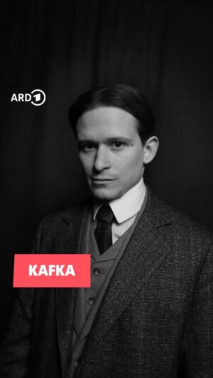 Verena Altenberger Instagram - Franz Kafka hat es nicht leicht mit den Frauen, außerdem macht ihm sein tyrannischer Vater Hermann das Leben schwer. Deshalb flüchtet sich Kafka ins Schreiben, Nacht für Nacht. ✍️💭

📚 Sein bester Freund, Autor Max Brod, glaubt fest an ihn und tut alles, um ihn und seine Werke bekannt zu machen – auch gegen dessen Willen.

▶ Die Miniserie "Kafka" – mit Joel Basman, Verena Altenberger, Lars Eidinger, Liv Lisa Fries, Christian Friedel und vielen mehr – jetzt in der ARD Mediathek streamen, Link in der Bio.

🐶 Die Doku "Kafka und ich" erzählt die Geschichte des Schriftstellers aus der Sicht seiner Hündin – jetzt ebenfalls in der ARD Mediathek.

🎧 Und für die Podcast-Fans gibt es jetzt "Kehlmanns Helden: Kafka vs. Hiphop" in der @ARDAudiothek!

© NDR

#KafkaSerie #FranzKafka #KafkaJahr #DasErste #ARDMediathek @joelbasmanofficial @verena_altenberger @livlisa.fries @christian_friedel_official