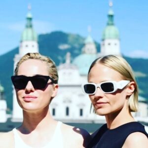 Verena Altenberger Instagram - Morgen, Donnerstag 15.2. 20:00 Uhr blicken wir den Göttern bis in die dunkelsten Flecken ihrer Seelen.

Den Göttern, den Frauen und den Wasserwesen.

Despentes, Öziri und Bachmann legen uns dafür die Rutsche.

Clara Frühstück spielt auf 2 Flügeln gleichzeitig, der eine strahlend schön, der andere zerstört und gemein.

Mavie Hörbiger lässt ihr Haar als Wotan im Wind wehen, ich flehe für Undine und mich darum, dass die Liebe echt ist.

Kommt, ich glaub, das wird groß.

Apropos - hüst hüst - wer noch Tickets will, darf jetzt nicht mehr ewig warten, trotz großem Haus sind wir ziemlich voll 🥹

@burgtheater @mavie_hoerbiger_ @clarafruehstueck @jeroen_versteele @necatioeziri #Lesung #DenGötternInDieSeeleBlicken #Performance #Burgtheater #wien