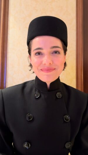 Verena Altenberger Instagram - @verena_altenberger ist auf dem Cover des ersten VOGUE-Austria-Specials. Die Österreicherin hat uns verraten, was ihre Heimat so besonders macht. Das ganze Interview lesen jetzt Sie via Link in der Bio oder ab Samstag, 25. Mai, in der neuen Juni-Ausgabe.
#voguegermany #voguejune