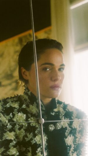 Verena Altenberger Instagram - @Verena_Altenberger, Cover-Star des ersten VOGUE-Österreich-Specials, äußert sich aktiv und laut zur aktuellen politischen Lage in Österreich, zu Missständen in der Film- und Theaterbranche und über feministische Themen. In der Cover-Story sprechen wir mit ihr über ihren Mut, den Mund aufzumachen – jetzt auf VOGUE.de lesen (Link in der Bio).
#voguegermany #vogueaustria #voguejune

(Cover-Star: @verena_altenberger für das Österreich-Special von @voguegermany; Foto: @noemiottiliaszabo; Video: @eileenjordan; Styling: @simonwinkelmuller; Head of Editorial Content: @_kerstinweng; Interview: @alexandrabondideantoni; Haare: @anna_neugebauer; Make-up: @sabine_reiter; Make-up-Assistenz: @briandeanmakeup; Styling-Assistenz: @haninskiii, @huber.oliver.vie; Licht-Assistenz: #maxloibl; Digital Operator: @moritz.gnthr; Produktion: @juliahoferproduziert; Postproduction: @lacapsularetouch; Visual Editor: @andipandy16)