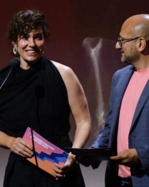 Verena Altenberger Instagram - Es ist die Woche der großen Abende, keine Nacht wurde bisher zum Schlafen missbraucht. Am Mittwoch ging der 14. Österreichische Filmpreis über die Bühne.

Danke an @thomas_w_kiennast und @das_rund für die fantastische Abendregie. Und vor allem natürlich herzliche Gratulation an alle Nominierten und Gewinner:innen! 🎬💃❤️

Einer meiner Lieblings-Mini-Momente abseits der Veranstaltung, war das Betreten des Rathauses. 
Security: Wo wollen Sie hin?
Ich: Zum Österreichischen Filmpreis.
Security: Wer sind Sie? 
Ich: Die Präsidentin 👸.

(Hat geklappt, falls ihr nächstes Jahr versuchen wollt, ohne Karte reinzukommen.)

Es ist mir so eine große Ehre und Freude Co-Präsidentin der Akademie des Österreichischen Films zu sein, ich liebe den Laden und meinen Co-Präsidenten, den so klugen und sehr, sehr witzigen @arashtriahi ❤️

Ein 3faches hipp hipp hurra auf den Österreichischen Film! HIPP HIPP HURRA! HIPP HIPP HURRA! HIPP HIPP HURRA! 🇦🇹🎬❤️

Die Veranstaltung könnt ihr auf ORF ON noch ein paar Tage nach-schauen. 

Styling: @simonwinkelmuller Anzug: @jacquemus Schuhe: @rogervivier  Schmuck : @vonkoeck
Fotos: @yannickschuette und beim moderieren @orf/Günther Pichlkostner

@oesterreichischefilmakademie