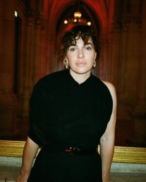 Verena Altenberger Instagram - Es ist die Woche der großen Abende, keine Nacht wurde bisher zum Schlafen missbraucht. Am Mittwoch ging der 14. Österreichische Filmpreis über die Bühne.

Danke an @thomas_w_kiennast und @das_rund für die fantastische Abendregie. Und vor allem natürlich herzliche Gratulation an alle Nominierten und Gewinner:innen! 🎬💃❤️

Einer meiner Lieblings-Mini-Momente abseits der Veranstaltung, war das Betreten des Rathauses. 
Security: Wo wollen Sie hin?
Ich: Zum Österreichischen Filmpreis.
Security: Wer sind Sie? 
Ich: Die Präsidentin 👸.

(Hat geklappt, falls ihr nächstes Jahr versuchen wollt, ohne Karte reinzukommen.)

Es ist mir so eine große Ehre und Freude Co-Präsidentin der Akademie des Österreichischen Films zu sein, ich liebe den Laden und meinen Co-Präsidenten, den so klugen und sehr, sehr witzigen @arashtriahi ❤️

Ein 3faches hipp hipp hurra auf den Österreichischen Film! HIPP HIPP HURRA! HIPP HIPP HURRA! HIPP HIPP HURRA! 🇦🇹🎬❤️

Die Veranstaltung könnt ihr auf ORF ON noch ein paar Tage nach-schauen. 

Styling: @simonwinkelmuller Anzug: @jacquemus Schuhe: @rogervivier  Schmuck : @vonkoeck
Fotos: @yannickschuette und beim moderieren @orf/Günther Pichlkostner

@oesterreichischefilmakademie