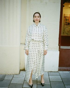 Verena Altenberger Instagram - Danke für einen wahnsinnig schönen Abend @voguegermany!

Wir haben in Wien das Austria Special gefeiert und ich bin überwältigt (literally) von dieser Menge an Kreativität, Interesse, Coolness (hilfe, es gibt so viele Königinnen in Wien es ist unpackbar), und liebevoller Aufmerksamkeit.

Danke @_kerstinweng für deine Worte und die Möglichkeit, mit euch zu arbeiten. Danke @swarovski für die Party und den Glitzer und den wunderschönen Schmuck. Danke @angie_shahira_pohl dass du diese beeindruckende und mutige Meute mitkuratiert hast. Danke @alexandrabondideantoni für das Gespräch (Link zum Interview in Story und Bio) und dein Sein.

Und ganz wichtig Danke Dreamteam @simonwinkelmuller und @yannickschuette fürs Anziehen, fürs Fotografieren, fürs Händchen halten und für eure Freundschaft. 

Kleid: @petarpetrovofficial Schmuck: @swarovski Schuhe: @rogervivier