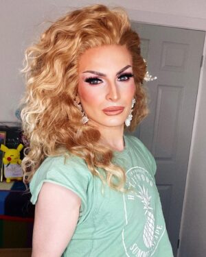 Veronica Green Instagram - I’ve been away from socials for a while. 

Stuck in a rut, feeling uninspired with hair & makeup.

I’ve been experimenting with different eye shadow colours, brow shapes, placements & even played around with blush, contour & highlights but today was the first time I felt like I’d gotten something right. I know this is neutral colours, i’ve not done anything crazy & it’s by no means revolutionary, but for the first time in a long time I looked at my finished makeup & actually enjoyed the work I’d done, so I figured it was time to start sharing again.

I’ll be back on insta more regularly eventually, but for now, you can find me over on Twitch - go and give @veronicaqween a follow over there. Lots of love 💚💚💚