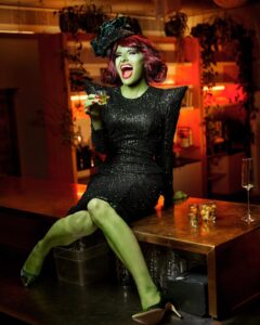 Veronica Green Instagram - Happy St. Patrick’s day from Veronica Mean☘️ 

💚🤍🧡🇮🇪💚🤍🧡

📸 @kimhardyphotography 
💇🏼‍♀️ @lordham 
🎩 @fantasyqween 
💄 @christinebatemanmakeup 
👗 @veronicaqween