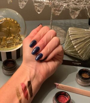 Veronica Lorenz Instagram - 𝓥𝓲𝓷𝓴 𝓘𝓷𝓴 🖊 𝒫ℯ𝓇𝒻ℯ𝒸𝓉 𝒻ℴ𝓇 𝓉𝒽ℯ 𝒽ℴ𝓁𝒾𝒹𝒶𝓎𝓈 ☃️