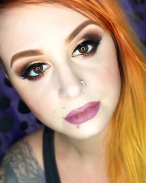 Veronica Lorenz Instagram - 𝓗𝓮𝓵𝓵𝓸 𝓢𝓪𝓽𝓾𝓻𝓭𝓪𝔂 😻
.
@metalmom_makeup .
Using:
• VaVaVoom Medium Stamp
• Vink Ink - Vortex Black • P.O.V Bonding Metallic Glitter - Vellon Copper