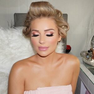 Veronica Lorenz Instagram - @makeupbyadrianam killed this look on @anyabenton
We are obsessed with this easy and sexy wing!