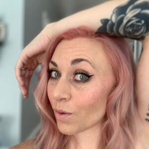 Veronica Lorenz Instagram - 𝑻𝒉𝒊𝒔 𝒎𝒐𝒎𝒎𝒂 𝒊𝒔 𝒓𝒐𝒄𝒌𝒊𝒏’ 𝒉𝒆𝒓 𝒘𝒊𝒏𝒈𝒔 💕
.
@wiffles .
Using
• Vixen Stamp
• Vink Ink - Vortex Black