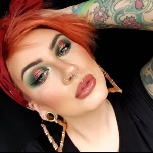 Veronica Lorenz Instagram - Can we say, HOLIDAY GLAM?!!
Loving this look by @beauty_byleanne using the VaVaVoom Kitten stamp.