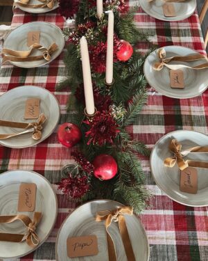Veronica Valencia Instagram - Hosting is my love language ❤️
Valencia Christmas in our new home before heading to the East Coast. Tablescape color palette specifically requested by the one and only Hunter Babe…. “Red and green please. You always do white in New York.” Ha! 🎄 I love that sweet boy… and I love all of these people. ✨