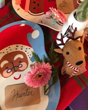 Veronica Valencia Instagram - Hosting is my love language ❤️
Valencia Christmas in our new home before heading to the East Coast. Tablescape color palette specifically requested by the one and only Hunter Babe…. “Red and green please. You always do white in New York.” Ha! 🎄 I love that sweet boy… and I love all of these people. ✨