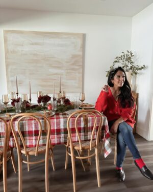 Veronica Valencia Instagram - Hosting is my love language ❤️
Valencia Christmas in our new home before heading to the East Coast. Tablescape color palette specifically requested by the one and only Hunter Babe…. “Red and green please. You always do white in New York.” Ha! 🎄 I love that sweet boy… and I love all of these people. ✨