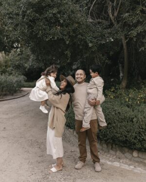 Veronica Valencia Instagram - Sending love from our family to yours this holiday season. ❤️Remember to squeeze your loved ones tight. Be in the moment. Celebrate the wins. Embrace new beginnings of this season. And most of all, try not to stress over the little things. What really matters is the quality time you get to spend with loved ones. That’s what it’s all about. We love you all. xx, The Hughes’ 🕊️

Photos captured by one of the most wonderful sisters @stylewithkat