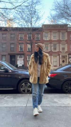 Veronica Valencia Instagram - In my New York winter uniform. 🚕❄️

Jeans @madewell 
Tee @thisisthegreat_ 
Coat @alc_ltd 
Beanies @carhartt 
Shoes @newbalance