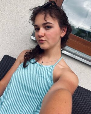 Veronika Divišová Instagram - Bye 🎓 hello ☀️