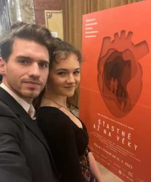 Veronika Divišová Instagram - ✨ 2023 ✨ (2.část)

V roce 2023 jsem byla na spoustě premiérách, festivalech … rozjel se mi dabing … hodne času jsem trávila ve škole, ale přesto byla možnost odpočinku a hlavně mě v tento rok opustil můj velký parťák - andulka Kája (Karel) 🖤

2-3- premiéry filmů
4- dabing ✨
5- festival Karlovy Vary
6- festival Zlínfilmfest
7- festival Junior fest
8- tisková konference TV Nova, kde se uvedl seriál Táta v nesnázích ❤️🎁
9- odpočinek v Beskydech 🤍
10- Karlíček 🖤🕊️

#2023 #2023recap #memories #thankyou