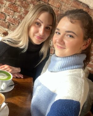 Veronika Divišová Instagram - 🔐 Week 22.1.24 - 28.1.24 🔐

Tohle byl super týden, další úspěšná zkouška za mnou, byla jsem pozvána na premiéru minisérie Metoda Markovič: Hojer a bylo to boží a měla jsem spoustu dalších skvělých vzpomínek ❤️🙏

1- Další zkouška za 1 🫡
2- učení se na zkoušku s pomocníkem Pepíkem 😘🐶
3- poslední opakování před zkouškou 🙈💪
4- 😋🤤
5- @claramiko 💖 každou volnou chvíli spolu ☺️
6-9 - premiéra minisérie Metoda Markovič: Hojer 🥰