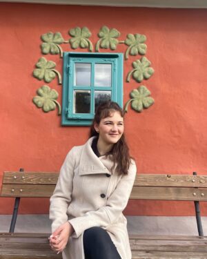 Veronika Divišová Instagram - 🌇 Český Krumlov 🌇
Chtěla jsem si po náročném zkouškovém alespoň na pár dní odpočinout a tak mě @johny_.se vzal na třídenní výlet do Českého Krumlova😍
Byl to krásný čas plný objevování, odpočinku a lásky! 🤍

Děkuji 🙏😘