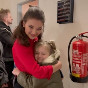 Veronika Divišová Instagram - Tenhle díl jsme točili na Mikuláše. A to je vlastně dost dávno, dokonce už loni. Ale když jsem se teď na něj díval, tak musím říct, že jsem se vtipem všech hostů pobavil. Tak to zkuste taky! Už v úterý na FTV Prima!😁

📺 @primaftv 🗓 30. 1. 2024 ⏰ 21:35
🎭 @svandovodivadlo
📸 @jakub.syrucek 

#HonzaDedek #TalkShow #7PaduHonzyDedka #TomasKlus #JosefinaKlusova #MichaelRittstein #VeronikaDivisova #PeterNagy #Herec #Hudebnik #Herecka #Vytvarnik