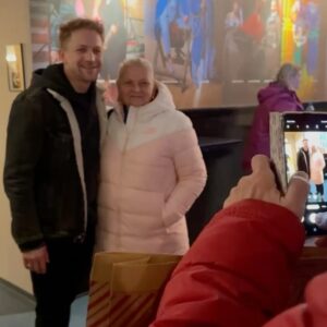 Veronika Divišová Instagram - Tenhle díl jsme točili na Mikuláše. A to je vlastně dost dávno, dokonce už loni. Ale když jsem se teď na něj díval, tak musím říct, že jsem se vtipem všech hostů pobavil. Tak to zkuste taky! Už v úterý na FTV Prima!😁

📺 @primaftv 🗓 30. 1. 2024 ⏰ 21:35
🎭 @svandovodivadlo
📸 @jakub.syrucek 

#HonzaDedek #TalkShow #7PaduHonzyDedka #TomasKlus #JosefinaKlusova #MichaelRittstein #VeronikaDivisova #PeterNagy #Herec #Hudebnik #Herecka #Vytvarnik