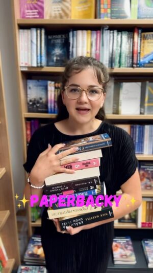 Veronika Divišová Instagram - Luxor má další akci! 
A ne tak ledajakou😁 Ale přímo tvořenou na léto. 
Nikoho nebaví se tahat s hardbackama na dovolenou, a proto tu máme letní slevy na vybrané paperbacky! 😍🙏
Ale POZOR! Akce trvá jen do 31.7! 
Tak rychle utíkejte ukořistit nějakou tu svoji lásku na dovolenou ❤️🙋‍♀️

Video creator- @johny_.se 🤍

#spoluprace