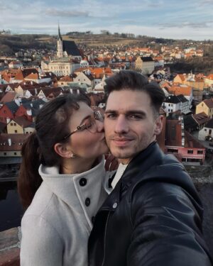 Veronika Divišová Instagram - 🌇 Český Krumlov 🌇
Chtěla jsem si po náročném zkouškovém alespoň na pár dní odpočinout a tak mě @johny_.se vzal na třídenní výlet do Českého Krumlova😍
Byl to krásný čas plný objevování, odpočinku a lásky! 🤍

Děkuji 🙏😘
