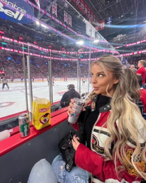 Véroniqua Instagram - Attended my first ever habs game and they won 9-3 💙❤️