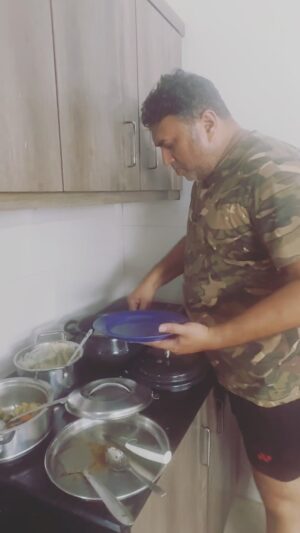 Vichithra Instagram - Who said Dad’s can’t be a good mom . 
Enakke tough kudukkarare 😮😀
Happy Father’s Day ……. ❤️❤️❤️❤️ love from #roshanrohanrihan
#roshu #ladduguddu 
#amazingfather #greatcook 
#sonsbuddy 
#dad #dadandsons  #fatherlove  #father 

#familygoals #familytime #dadsforlife 

#happyfathersday
#happyfathersday2024 
#happyfathersdaydad
#sundaybrunch #chickensteak
#continentalfood