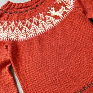 Vickie Howell Instagram - Whaaaa, a full-body, fair-isle, FO?! Who even am I?

🥼Project: Saga Sweater from @alanwakeofficial 

🎁 Made for: @r_a__c___c____o_____o______n 

📝 Pattern by @pawlymade 

🧶 Yarn: @cascadeyarns Cascade 220