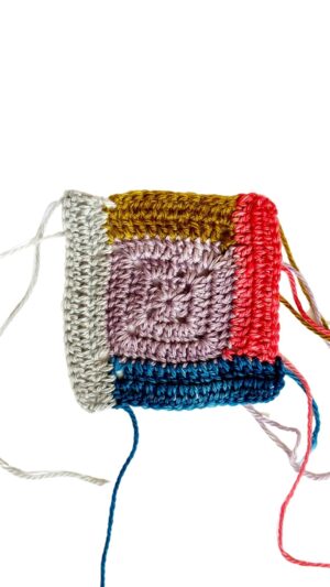 Vickie Howell Instagram - Join me on my Facebook Page at 12pmCT tomorrow. I'll be live, showing how to knit and crochet log cabin blocks. This is a fun technique for anything from bags to blankets!

Want a project to go with it? I've got you. Both knit (by Afifa Sayeed) and crochet (by me) crochet patterns for drawstring bags, along with 5, bold shades of Urth 16 (extrafine merino) are included in the YarnYAY! May Box. 

Learn more about this box at yarnyay.com (link in @vickiehowell bio)

Yaaaaay, modular colorwork!