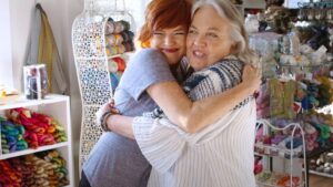 Vickie Howell Instagram - I am devastated by the loss of @hillcountryweavers founder, Suzanne Middlebrooks.

I wrote a longer tribute to her on my blog and Facebook (links in bio). In short, though, she had been sick for a long time but had been a master at not letting the illness get in the way of her living. So, it was often unimaginable that she wouldn't be with us for longer. Last June during an industry convention in Chicago when Susanne came over to the bar booth I was sitting at and plopped herself next to me to chat, I had no idea that it would be the last time I'd get to see her. I'm so thankful though, that when we parted ways to go back to our respective meetings, it was with a hug. Rest in purls, my friend.