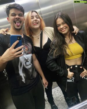 Victor Aguiar Instagram - Há exatos 18 anos atrás a minha vida se transformaria por completo. A chegada das minhas princesas veio pra mudar tudo, pra ensinar muito, mas principalmente pra colorir a vida de quem as conhece! 

Isabella e Raquel vocês são luz na minha vida! Trouxeram consigo uma missão pra minha vida e eu acolho ela comigo até o fim! Obrigado por me proporcionarem a chance de ser um irmão mais velho, a honra de ser irmão de vocês e por ser tão amado e querido! Vocês são tudo pra mim! 💞

Que essa nova fase seja repleta de conquistas e realizações! Que vocês tenham muito juízo pra não fazer M&rda (pq agora fia eh cada um por si no mundão 🤣🤣) e que vocês vivam! Mas vivam MUUUUITO! Vivam cada instante porque a vida tá começando agora! 

Com muito amor e carinho

Tato 💙