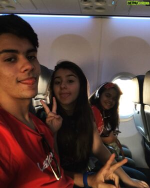 Victor Aguiar Instagram - Há exatos 18 anos atrás a minha vida se transformaria por completo. A chegada das minhas princesas veio pra mudar tudo, pra ensinar muito, mas principalmente pra colorir a vida de quem as conhece! 

Isabella e Raquel vocês são luz na minha vida! Trouxeram consigo uma missão pra minha vida e eu acolho ela comigo até o fim! Obrigado por me proporcionarem a chance de ser um irmão mais velho, a honra de ser irmão de vocês e por ser tão amado e querido! Vocês são tudo pra mim! 💞

Que essa nova fase seja repleta de conquistas e realizações! Que vocês tenham muito juízo pra não fazer M&rda (pq agora fia eh cada um por si no mundão 🤣🤣) e que vocês vivam! Mas vivam MUUUUITO! Vivam cada instante porque a vida tá começando agora! 

Com muito amor e carinho

Tato 💙