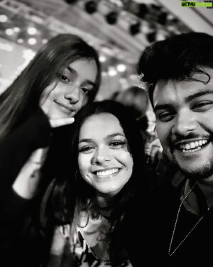 Victor Aguiar Instagram - Há exatos 18 anos atrás a minha vida se transformaria por completo. A chegada das minhas princesas veio pra mudar tudo, pra ensinar muito, mas principalmente pra colorir a vida de quem as conhece! 

Isabella e Raquel vocês são luz na minha vida! Trouxeram consigo uma missão pra minha vida e eu acolho ela comigo até o fim! Obrigado por me proporcionarem a chance de ser um irmão mais velho, a honra de ser irmão de vocês e por ser tão amado e querido! Vocês são tudo pra mim! 💞

Que essa nova fase seja repleta de conquistas e realizações! Que vocês tenham muito juízo pra não fazer M&rda (pq agora fia eh cada um por si no mundão 🤣🤣) e que vocês vivam! Mas vivam MUUUUITO! Vivam cada instante porque a vida tá começando agora! 

Com muito amor e carinho

Tato 💙