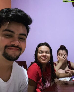 Victor Aguiar Instagram - Há exatos 18 anos atrás a minha vida se transformaria por completo. A chegada das minhas princesas veio pra mudar tudo, pra ensinar muito, mas principalmente pra colorir a vida de quem as conhece! 

Isabella e Raquel vocês são luz na minha vida! Trouxeram consigo uma missão pra minha vida e eu acolho ela comigo até o fim! Obrigado por me proporcionarem a chance de ser um irmão mais velho, a honra de ser irmão de vocês e por ser tão amado e querido! Vocês são tudo pra mim! 💞

Que essa nova fase seja repleta de conquistas e realizações! Que vocês tenham muito juízo pra não fazer M&rda (pq agora fia eh cada um por si no mundão 🤣🤣) e que vocês vivam! Mas vivam MUUUUITO! Vivam cada instante porque a vida tá começando agora! 

Com muito amor e carinho

Tato 💙