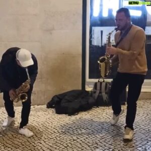 Victor Aguiar Instagram - Tocando Thalles Roberto nas ruas de Lisboa, glória a Deus😁🙌... E pensando em você que quer aprender e crescer como saxofonista, eu desenvolvi um ebook gratuito, comente "Saxofone" que eu vou te dar de presente.

#saxgospel #saxophone #Saxofone #sax #thallesroberto
