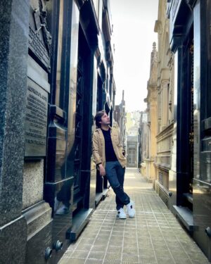 Victor Arauz Instagram - Con estas fotos quiero decirles que en medio de todo este caos, solo pienso en….
•
Ayyyyyyy se mena, se menea, se menea, se menea
Se menea, se menea, se menea, se menea, se menea
Se menea, se menea la cadera
La cadera se menea, se menea la cadera
La cadera se menea, se menea la cadera
La cadera se menea, se menea la cadera
Se menea la cadera, la cadera, la cadera se menea
Se menea la cadera, la cadera se menea
Se menea la cadera, la cadera se menea
Se menea la cadera…
