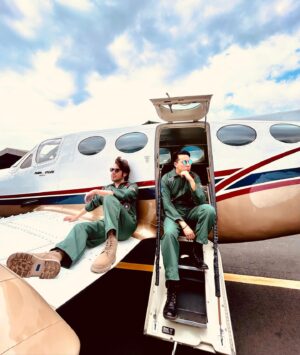 Victor Arauz Instagram - Ya no falta nada para la gira de DEQUEVA! con @alexvizuete 
Mira todas las fechas y ciudades en @fenixmarproductions 😎
✈️