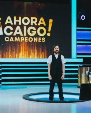 Victor Arauz Instagram - Hoy Lunes llega a su fin un hermoso proyecto del que fui parte, lo acepté sin ninguna pretensión más que gozar, irme a reír y a divertirme jugando y lo logré #ahoracaigo marcó de una manera muy linda mi vida y aunque no se sabe si habrá más temporadas, solo quiero contarles lo profundamente feliz con este proyecto. 

Gracias a la gente de Teleamazonas por convocarme, gracias a Macarena y a la @flacaarellano mujeres que valoro y aprecio y allá en Uruguay gracias a todo el equipo de @canal4_uy desde @matgaray52 pasando por el gran Pablo, Vane (mi oído, mi mente, mi amiga) , Miguel con una paciencia única y entendiendo que yo solo funcionó con uno otro piropo jajjaa 
Todos y cada uno de los Cámaras, es que como explicarlos, mientras estoy recostado y redacto estas líneas estoy seguro  que olvidaré a alguno del equipo y sería injusto! 
•
Por ejemplo mi @caro_carrara llevándome las ideas con las camisetas de bandas ecuatorianas, la gran vestuarista y fotógrafa @creaturaph 
Ojalá toda la tribuna, la hermosa Tribuna, Lu, Mariano, Gofi , ojalá todos los que compartí un momento puedan leer esto simple y sencillo GRACIAS 
•
Gracias a los participantes también con quienes reí a más no poder, me hacían sufrir pero la pasamos bello! 
•
Y obvio gracias al público, grandes y chicos que disfrutaron de este programa! 
HOY DISFRUTEN LA FINAL 
Y ojalá vuelva el programa, conmigo o sin mí porque es sencillamente muy divertido•
•