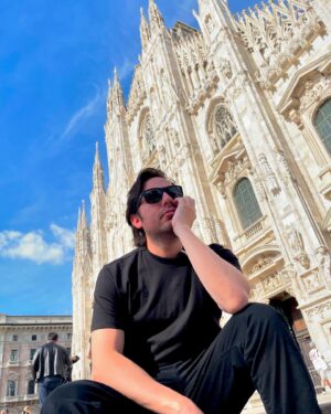 Victor Arauz Instagram - Una visita rápida pero muy bella de Milán! 
Gracias a todos los que fueron al show en Madrid, Barcelona y Milán! 
•
Ahora ya en USA 🇺🇸 
Próximos shows:
• UTAH 23 de Mayo 
• New Jersey 24 de Mayo 
•New York 25 de Mayo 
TODA LA INFO EN @fenixmarproductionsinc