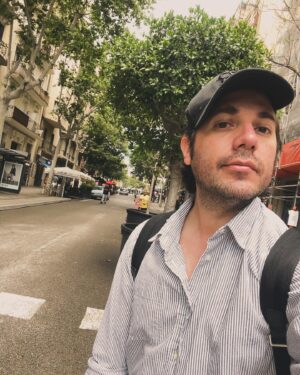 Victor Arauz Instagram - Gira de Selfies con @alexvizuete y Fco @fenixmarproductionsinc 
GRACIAS A TODA la gente que fue a vernos en las 9 ciudades (MADRID • BARCELONA • MILANO • UTAH • NEW JERSEY • NEW YORK • MIAMI • ORLANDO • TAMPA ⚡️
Cada ciudad nos regaló algo de esa ciudad, de ese país, pero sin duda nos dio algo más de Ecuador también, regresaremos con las maletas llenas pero más lleno va el corazón ♥️! 
SOLO UN GRACIAS A TODOS! 
LOS ESPERAMOS EN QUITO EL 14 de Junio en el TEATRO SAN GABRIEL, hay tanto que contarles y tanto para reír 😆 
#madrid #barcelona #milano #utah #newjersey #newyork #miami #orlando #tampa