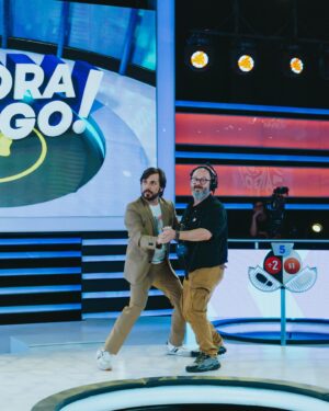 Victor Arauz Instagram - Hoy Lunes llega a su fin un hermoso proyecto del que fui parte, lo acepté sin ninguna pretensión más que gozar, irme a reír y a divertirme jugando y lo logré #ahoracaigo marcó de una manera muy linda mi vida y aunque no se sabe si habrá más temporadas, solo quiero contarles lo profundamente feliz con este proyecto. 

Gracias a la gente de Teleamazonas por convocarme, gracias a Macarena y a la @flacaarellano mujeres que valoro y aprecio y allá en Uruguay gracias a todo el equipo de @canal4_uy desde @matgaray52 pasando por el gran Pablo, Vane (mi oído, mi mente, mi amiga) , Miguel con una paciencia única y entendiendo que yo solo funcionó con uno otro piropo jajjaa 
Todos y cada uno de los Cámaras, es que como explicarlos, mientras estoy recostado y redacto estas líneas estoy seguro  que olvidaré a alguno del equipo y sería injusto! 
•
Por ejemplo mi @caro_carrara llevándome las ideas con las camisetas de bandas ecuatorianas, la gran vestuarista y fotógrafa @creaturaph 
Ojalá toda la tribuna, la hermosa Tribuna, Lu, Mariano, Gofi , ojalá todos los que compartí un momento puedan leer esto simple y sencillo GRACIAS 
•
Gracias a los participantes también con quienes reí a más no poder, me hacían sufrir pero la pasamos bello! 
•
Y obvio gracias al público, grandes y chicos que disfrutaron de este programa! 
HOY DISFRUTEN LA FINAL 
Y ojalá vuelva el programa, conmigo o sin mí porque es sencillamente muy divertido•
•